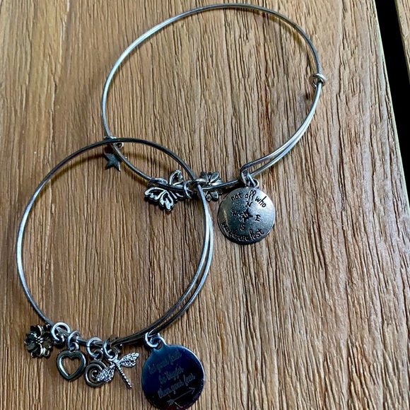 Charm bangle bracelets “Not all who wander arelost - Picture 1 of 6